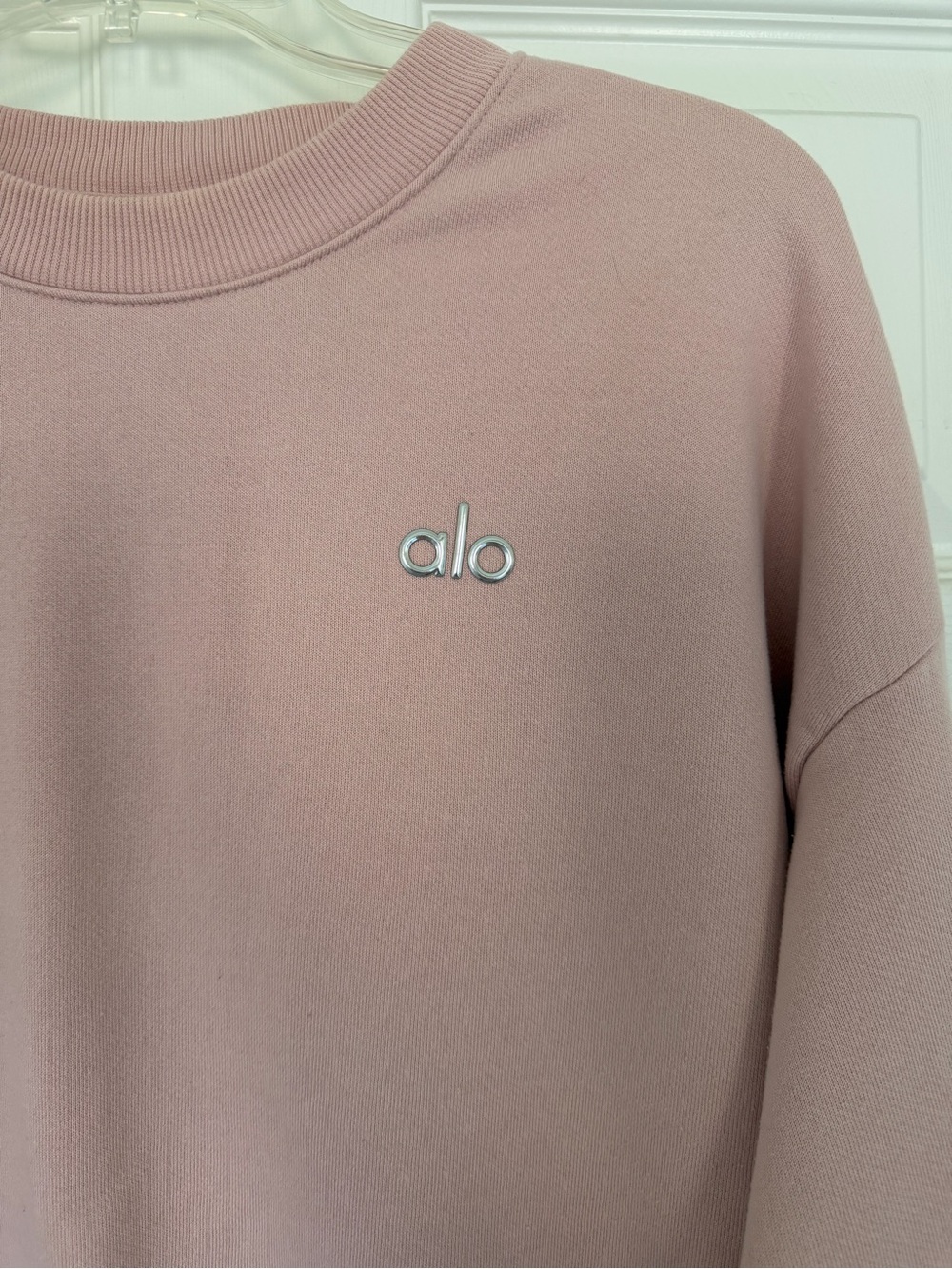 ALO Yoga Accolade Crewneck Sweatshirt in pink quartz - Picture 3 of 5